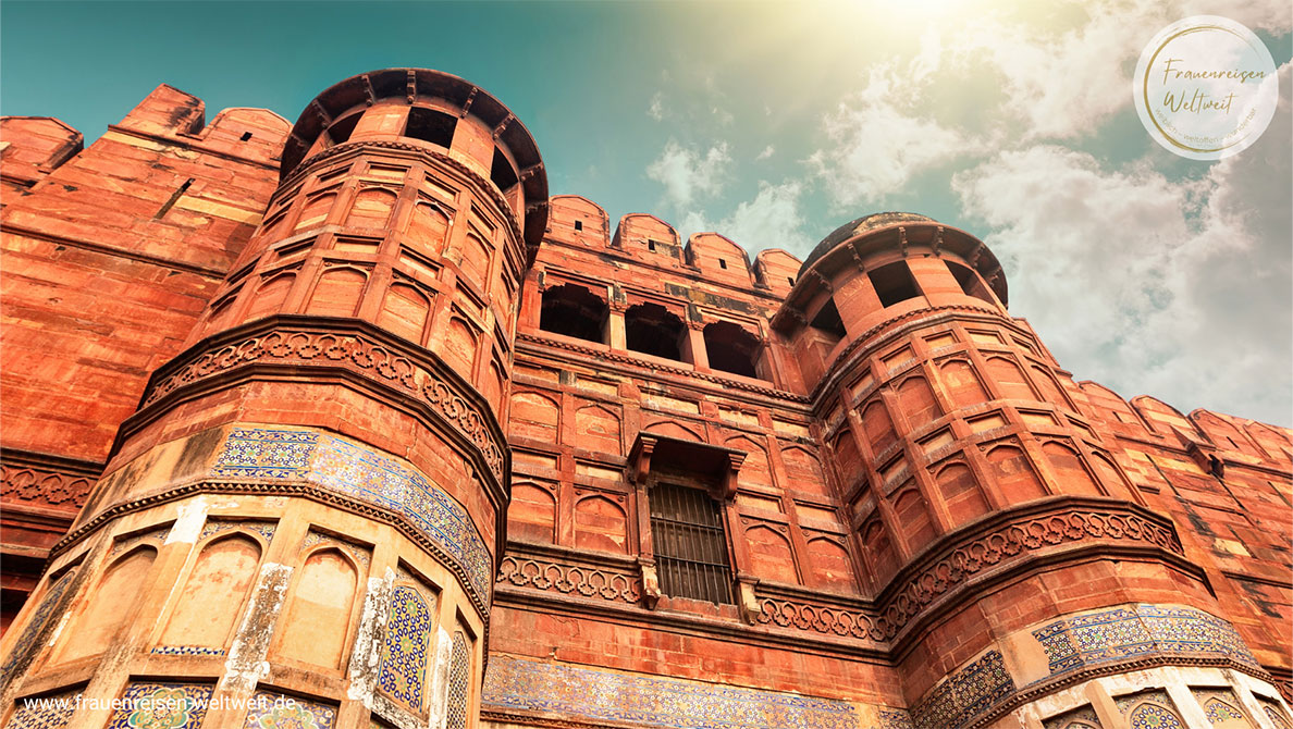 3_1_Rajasthan-und-Holifest_AgraRotes-Fort_Canva_VladimirSklyarov_GettyImages